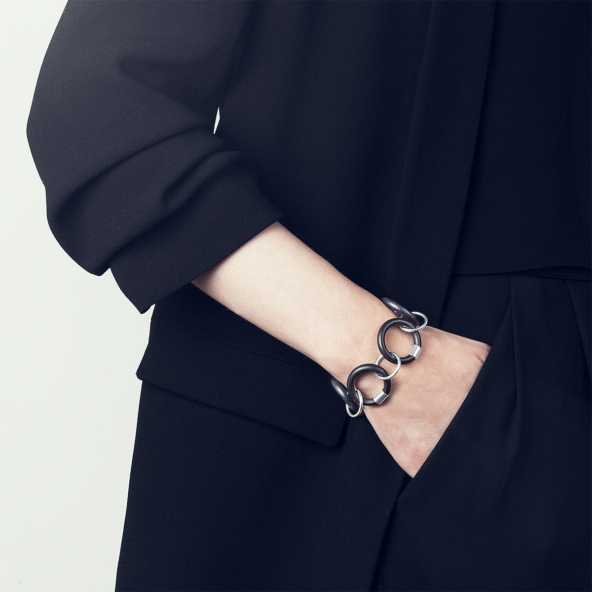 design-lena-w-black-light-armband-silver-svart-3