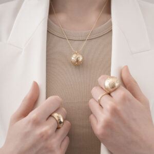 Dansk Copenhagen – Daisy Ball halsband, guld - Bild 2